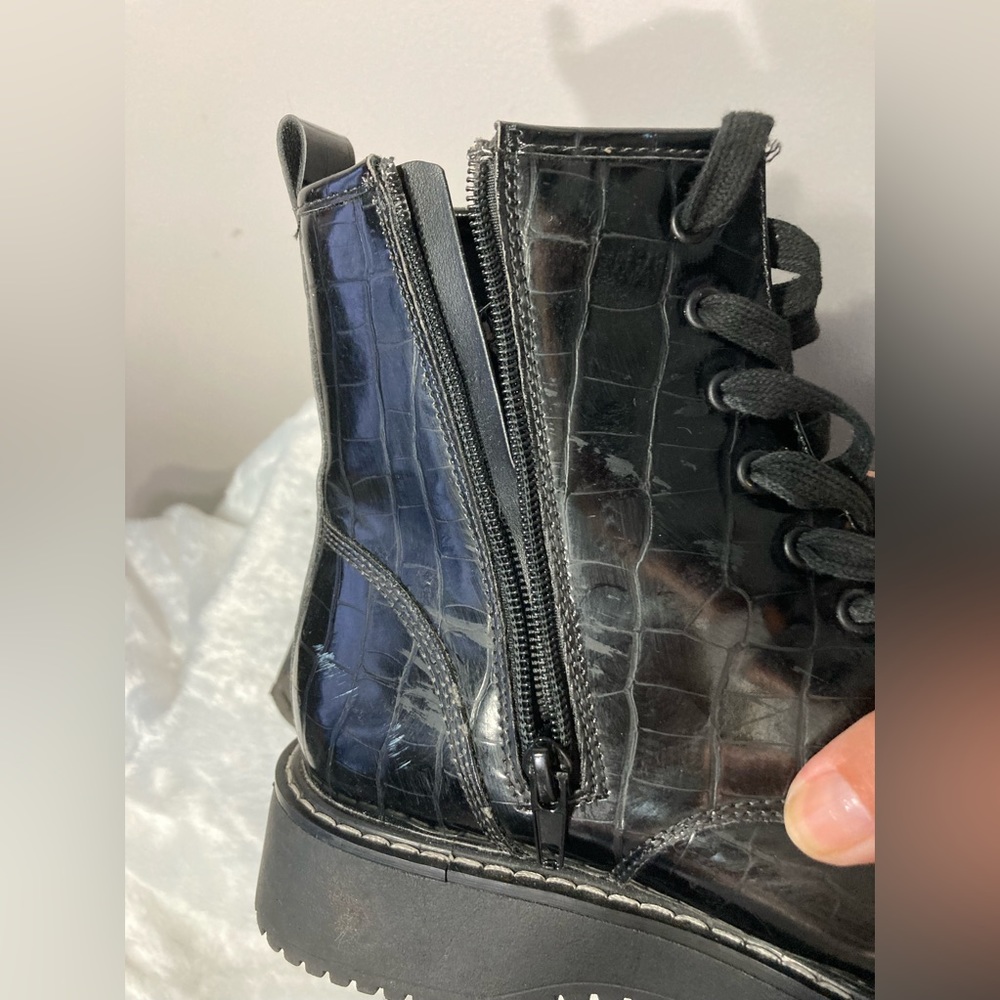 Madden Girl Black Chunky Combat Boots
8.5 M
Faux Leather Lace Up - Picture 12 of 12